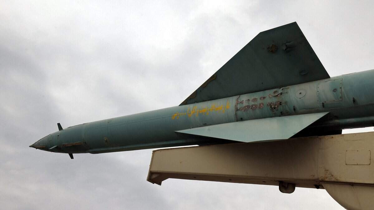 Una maqueta de un misil producido en Irán se exhibe en una muestra frente al Museo de la Defensa en Teherán el 31 de marzo de 2026. Estados Unidos e Israel lanzaron ataques a Irán el 28 de febrero, lo que desencadenó una rápida respuesta de la república islámica con ataques con misiles en toda la región.