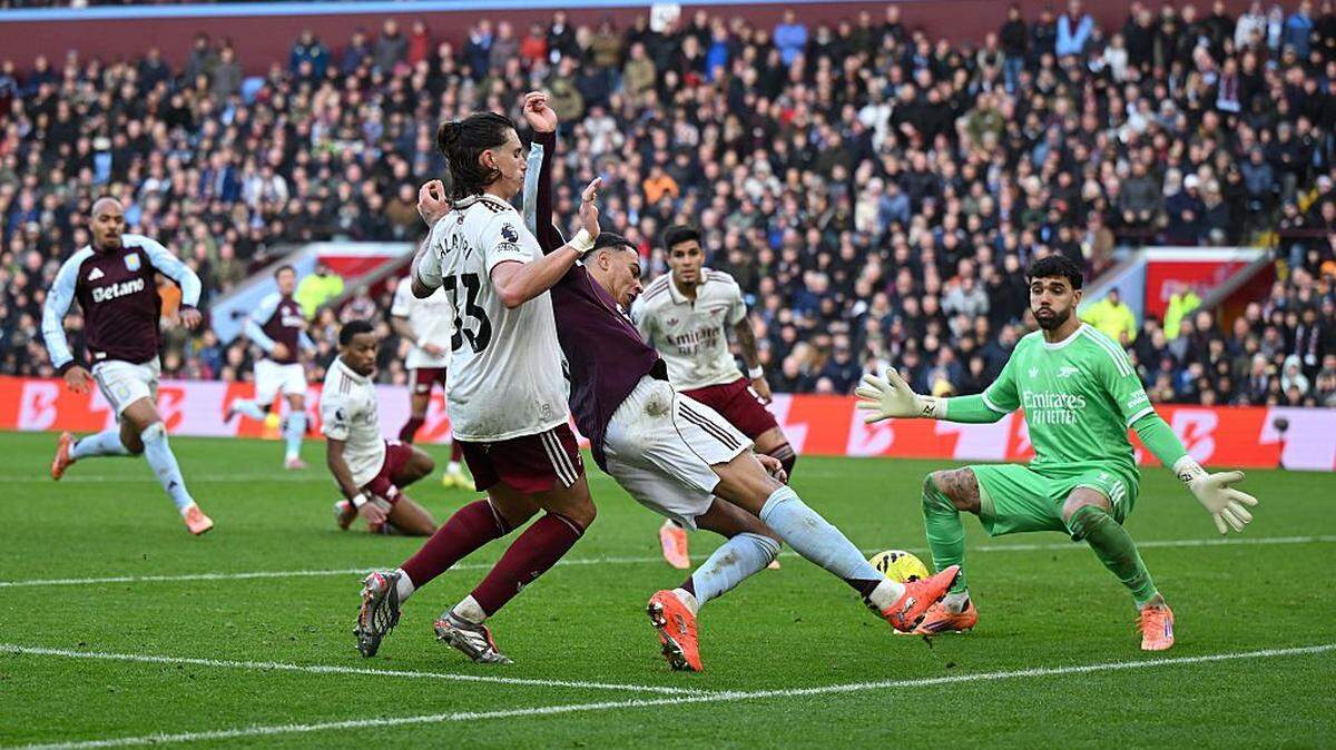 El jugador del Aston Villa Morgan Rogers (der.) es marcado por Riccardo Calafiori, de Arsenal, en el partido celebrado el 6 de diciembre de 2025 en Birmingham, Inglaterra. 
