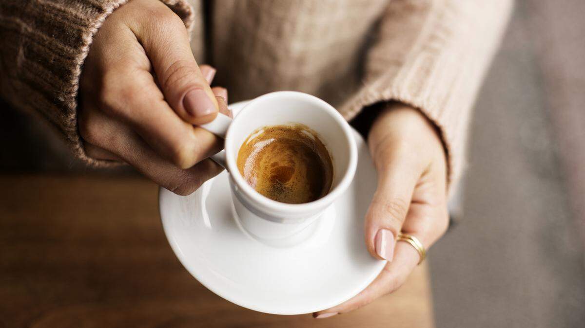 Es importante desarrollar una estrategia de ahorro e inversión para generar riqueza. Si ahorras $5 diarios, el precio de un café capuchino, es un gran comienzo. 