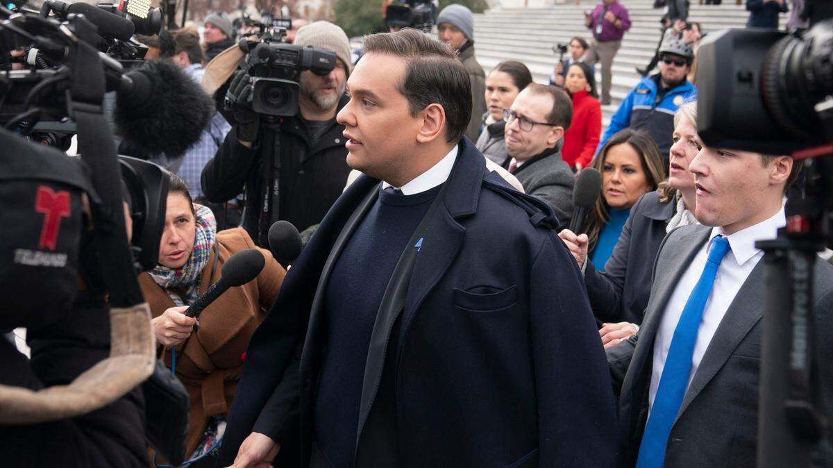 Foto de archivo del entonces congresista George Santos, republicano de Nueva York, saliendo del Capitolio de Estados Unidos tras ser expulsado de la Cámara de Representantes, el 1 de diciembre de 2023.