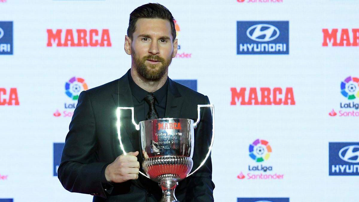 El delantero del Barcelona Leo Messi tras recibir el trofeo Pichichi al mejor goleador de la pasada liga española, durante la gala de entrega de los premios que organiza el diario Marca, el 12 de noviembre de 2018.