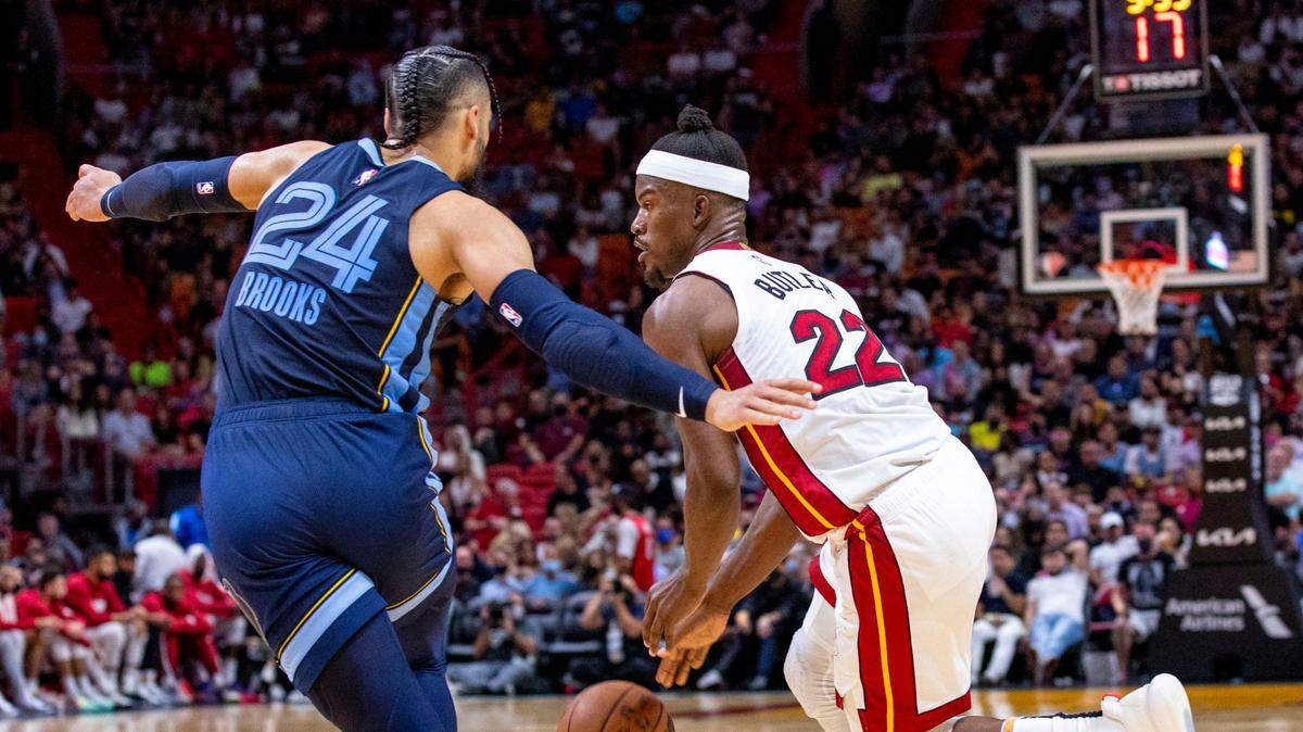 El jugador del Heat Jimmy Butler (22) conduce la pelota ante la marca de Dillon Brooks, de los Grizzlies de Memphis, en el partido celebrado el 6 de diciembre de 2021 en el FTX Arena en Miami.