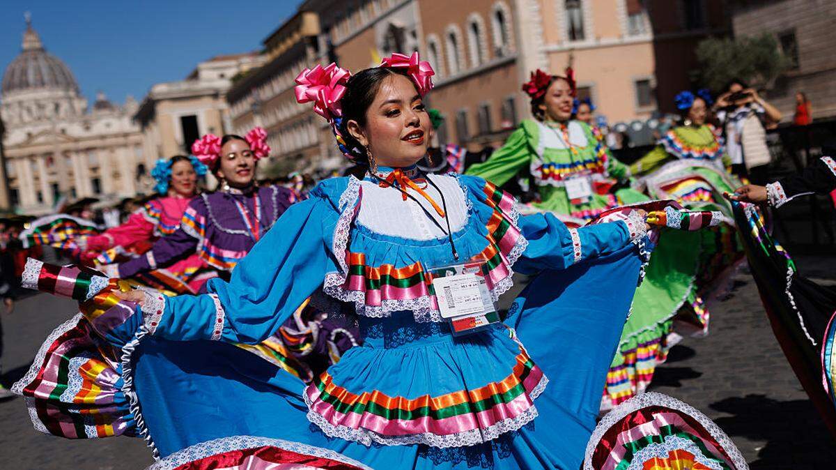 Una banda de música y danza tradicional mexicana actúa cerca de la Basílica de San Pedro como parte de las continuas celebraciones del Jubileo católico, el 10 de mayo de 2025 en Roma, Italia.