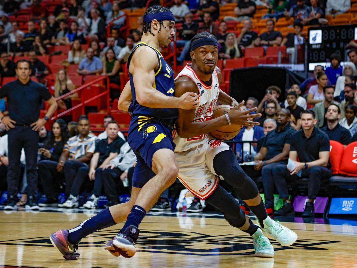 El jugador del Heat Jimmy Butler (22) trata de entrar al aro ante la marca de Andrew Nembhard, de los Pacers de Indiana, en el partido celebrado el 8 de febrero de 2023 en Miami.