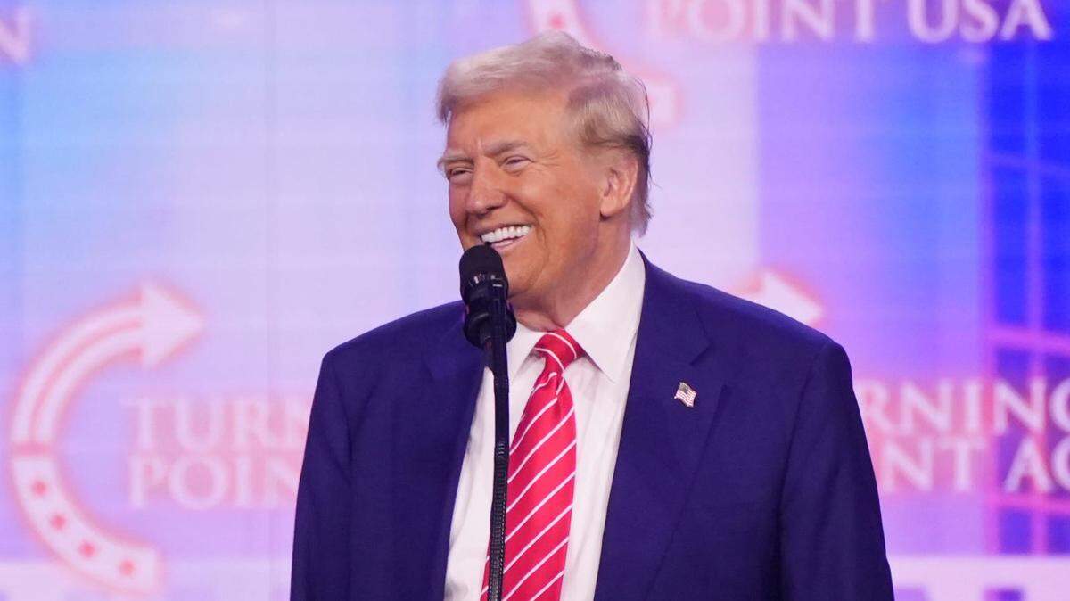 Donald Trump habla en el último día de la conferencia AmericaFest de cuatro días de Turning Point, el 22 de diciembre de 2024, en Phoenix.