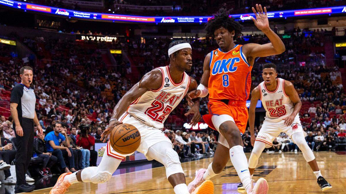 El jugador del Heat Jimmy Butler (22) entra al aro ante la marca de Jalen Williams, del Thunder de Oklahoma City, en el partido celebrado el 10 de enero de 2023 en Miami.