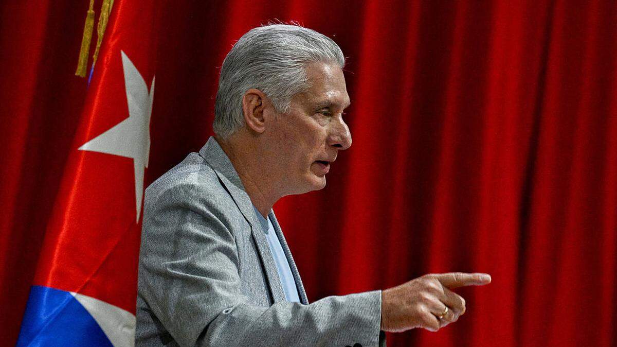 El gobernante cubano Miguel Díaz-Canel pronuncia un discurso de bienvenida a los participantes del Convoy Internacional Nuestra América en el Palacio de las Convenciones, en La Habana, el viernes 20 de marzo de 2026.