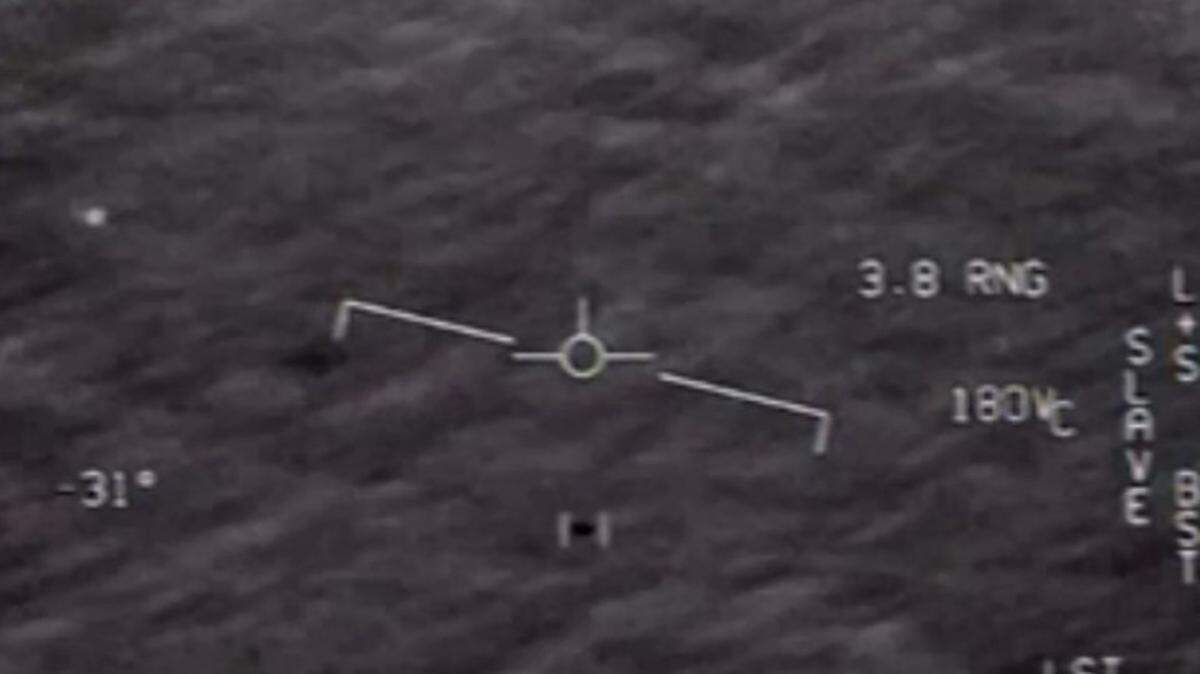Objeto avistado por pilotos de la Armada, en una captura de un video desclasificado por EEUU en abril.