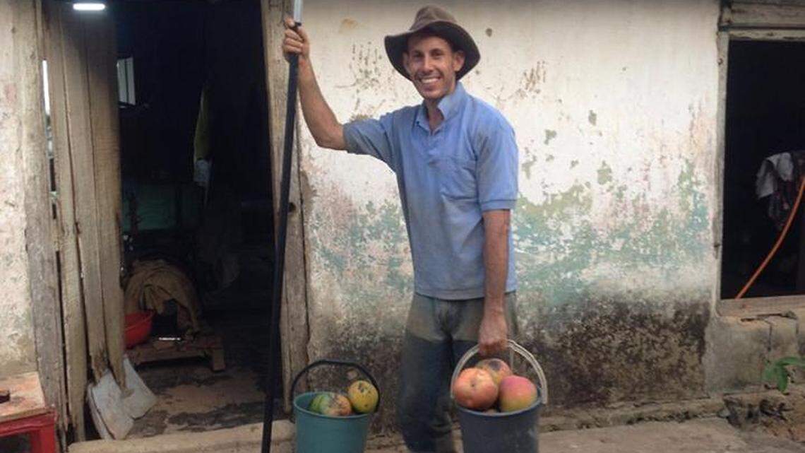 El biólogo Ariel Ruiz Urquiola en su finca "El Infierno", en Viñales, en la provincia de Pinar del Río