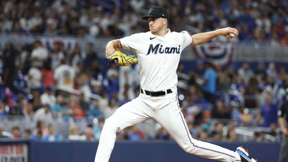 El abridor de los Marlins Trevor Rogers lanzó cuatro entradas y un tercio y permitió cuatro carreras, tres limpias, en el partido ante los Mets de Nueva York, celebrado el 2 de abril de 2023 en Miami.