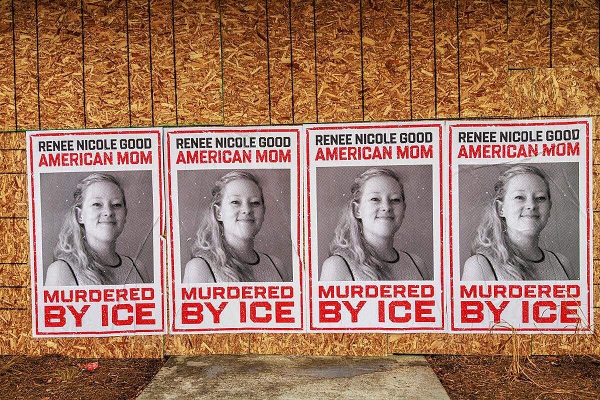 Varios afiches con la cara de Renee Good, que dicen “Asesinada por ICE”, fueron pegados en una tabla de madera contrachapada que es usada para proteger un negocio en Minneapolis, Minnesota, el domingo 11 de enero de 2026. Good murió abatida por una agente de la Policía de Inmigración (ICE) y su muerte ha generado protestas en Estados Unidos.