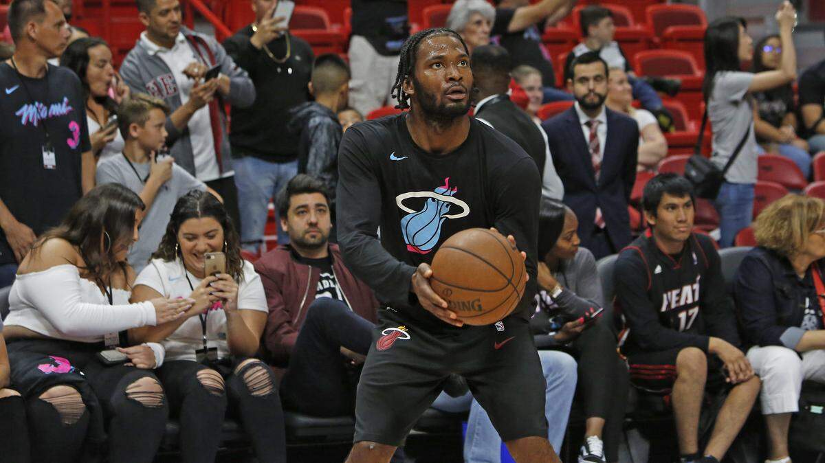 El jugador del Heat Justise Winslow tira al aro en la práctica antes del partido ante los Warriors, el 27 de febrero de 2019 en Miami.
