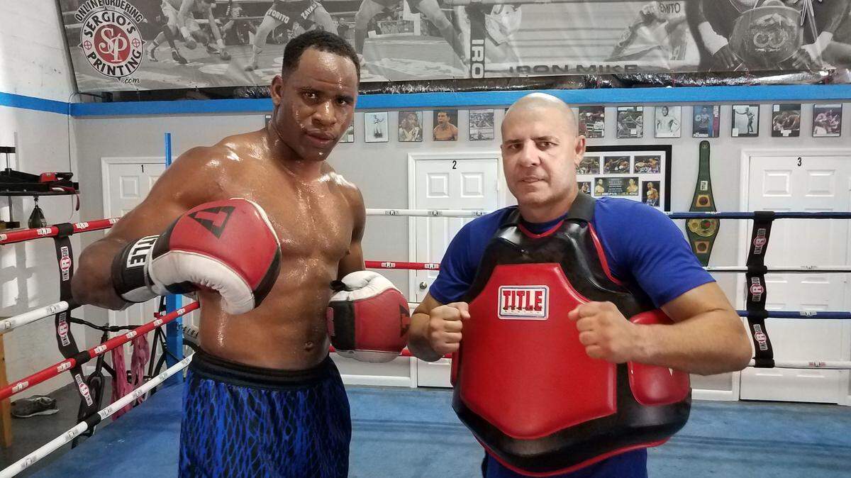 Frank Sánchez  junto a su entrenador Eric “El Tigre’’ Castaños en el gimnasio de German Caicedo en Miami, el 19 de noviembre del 2018.