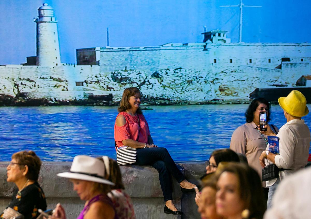 Manuela Manganelly, es fotografiada en un pabellón del Malecón, mientras asistía a Cuba Nostalgia 2022 en el Fair Expo Center en Miami, Florida, el sábado 21 de mayo de 2022.