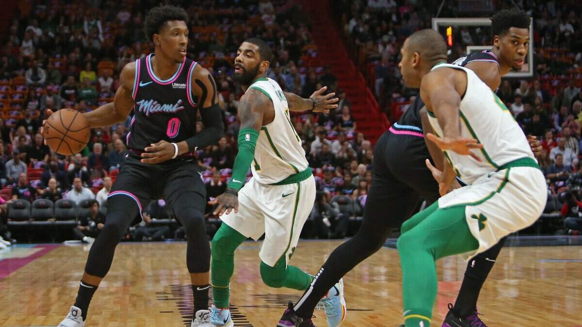El jugador del Heat Josh Richardson (0) trata de entrar al aro ante la marca de Kyrie Irving (11), de los Celtics, en el primer cuarto del partido celebrado el 10 de enero de 2019 en Miami.