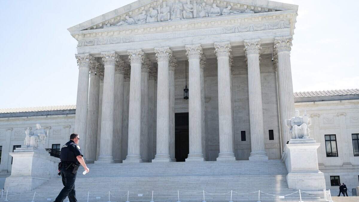 Vista de la Corte Suprema de Estados Unidos en Washington, D.C., el 25 de junio de 2026. La Corte Suprema de Estados Unidos respaldó este jueves una medida del gobierno de Donald Trump para retirar las protecciones contra la deportación a unos 350.000 haitianos y 6.000 sirios que viven en el país.