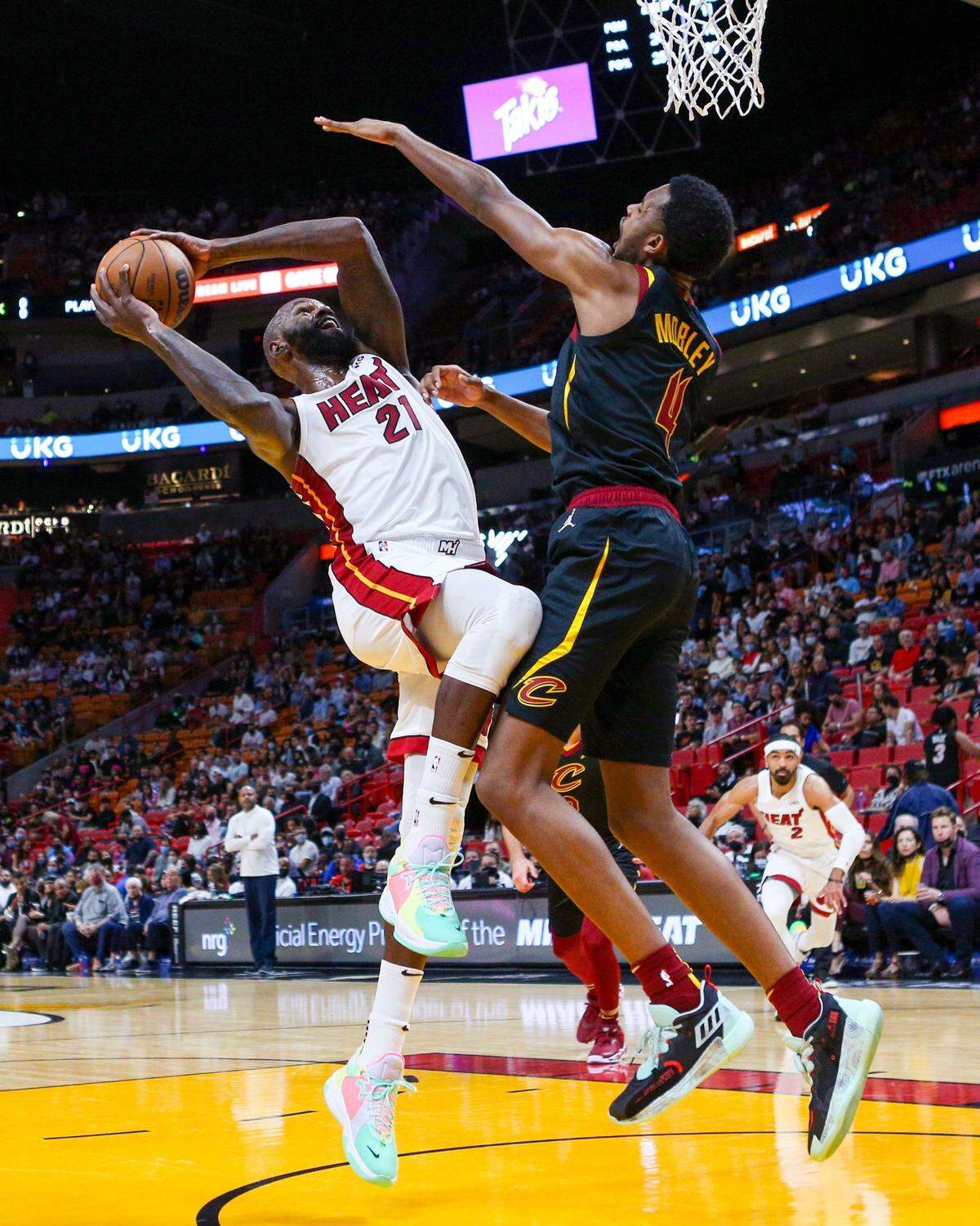 El centro del Heat Dewayne Dedmon (21) tira al aro ante la marca de Evan Mobley, de los Cavaliers, en el partido celebrado el 1ro de diciembre de 2021 en Miami.