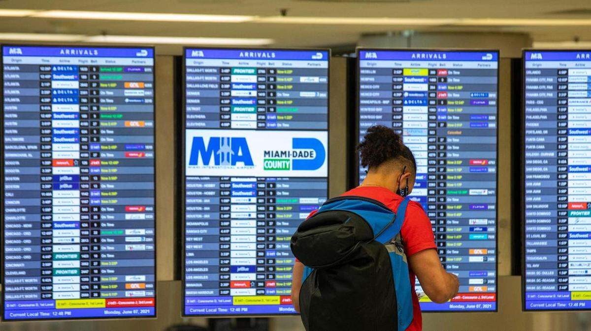 Un panel de llegadas y salidas de vuelos en el Aeropuerto Internacional de Miami.