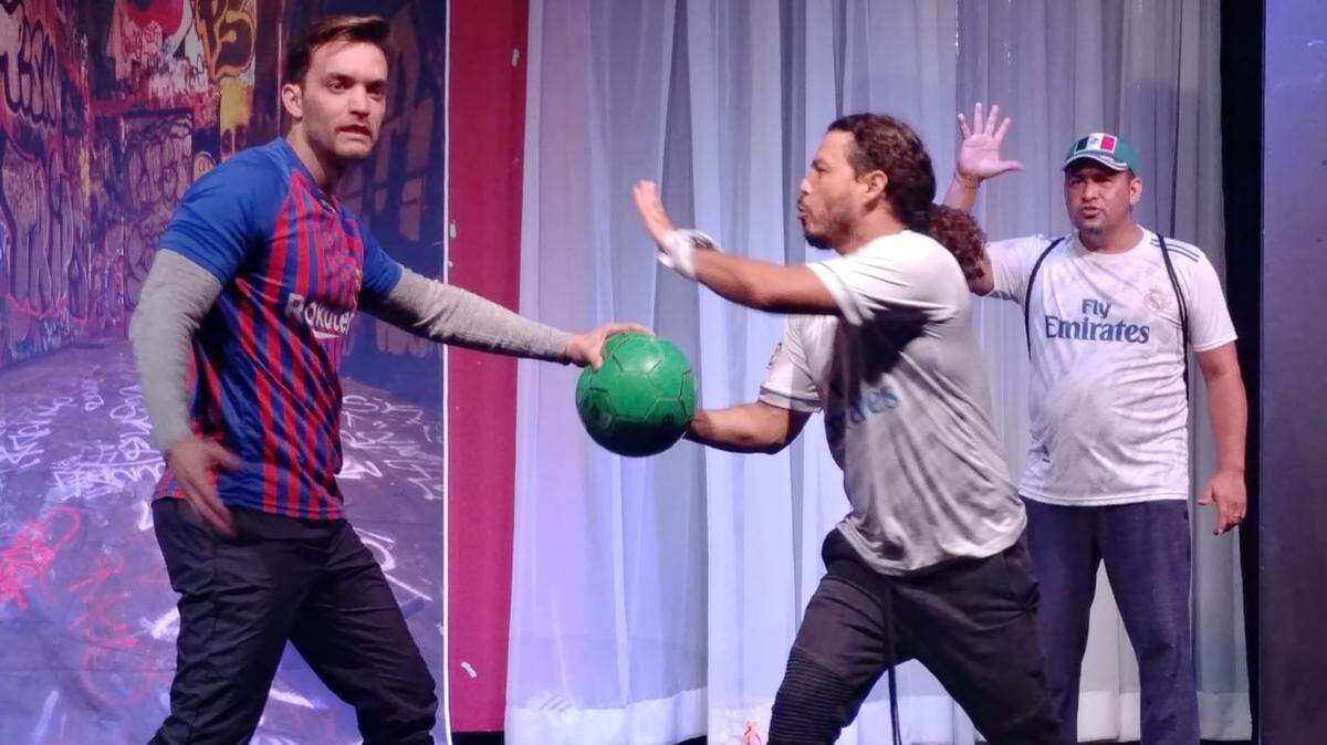 Una escena de ‘Esto no es un juego’ con (desde la izquierda) Jorvic Martin, Rafael Pedroza y Amaro.
