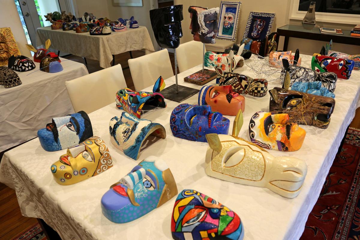 Los organizadores invitaron a artistas de otras nacionalidades, desde colombianos hasta franceses, a pintar estás máscaras fotografiadas el 6 de noviembre del 2019 . La subasta se realizará en el Miami Dade College Koubek Memorial Center, ubicado en el 2705 SW 3rd St., en Miami, a partir de las 7:30 p.m. de este viernes 22 de noviembre.   