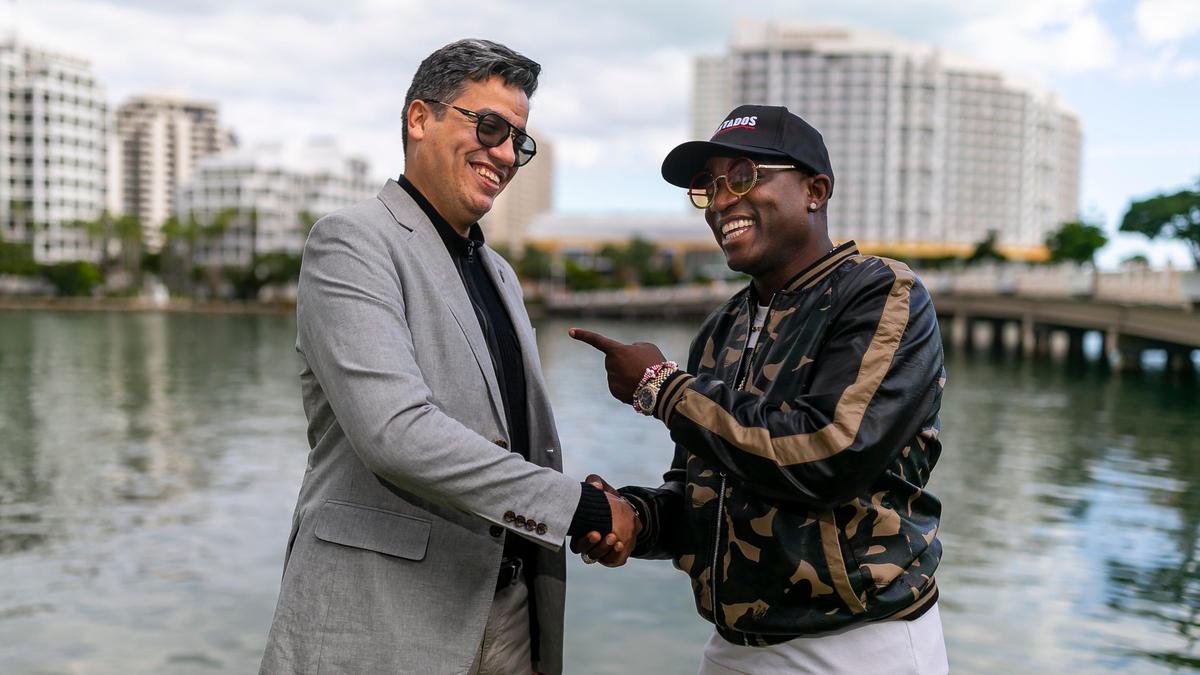 El empresario Manuel Milanés y el humorista y personalidad de la radio Boncó Quiñongo (der.), conducen el programa sobre negocios y finanzas ‘Un socio pa’ mi negocio’ en la plataforma Cubanos Por El Mundo.