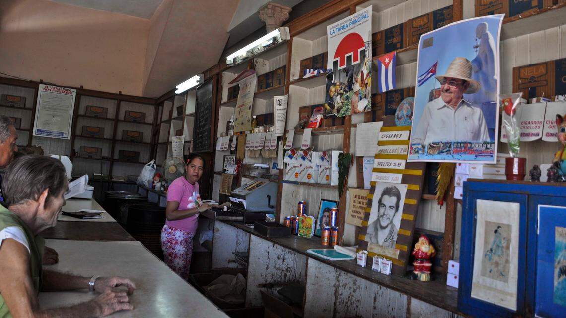 Un cartel del ex gobernante Raúl Castro en un desabastecido supermercado en La Habana.