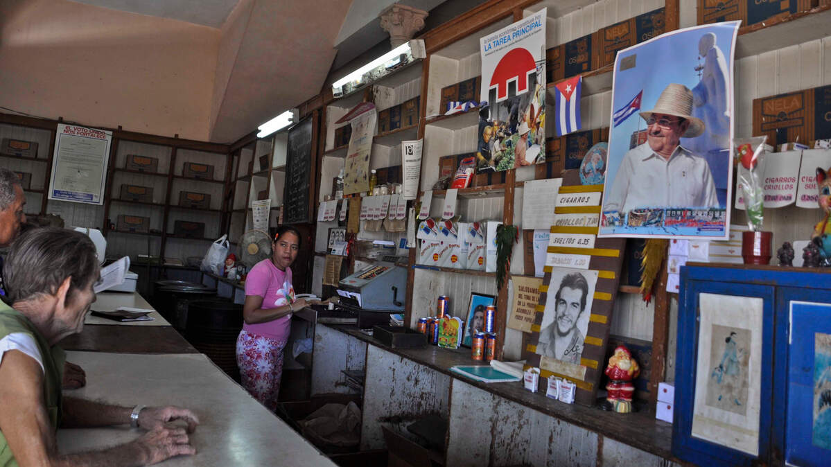 Un cartel del ex gobernante Raúl Castro en un desabastecido supermercado en La Habana.