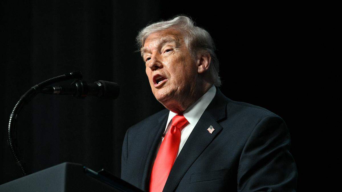 El presidente de Estados Unidos, Donald Trump, habla durante la cena del Forum Club of the Palm Beaches en el Raymond F. Kravis Center for the Performing Arts, en West Palm Beach, Florida, el 1 de mayo de 2026.