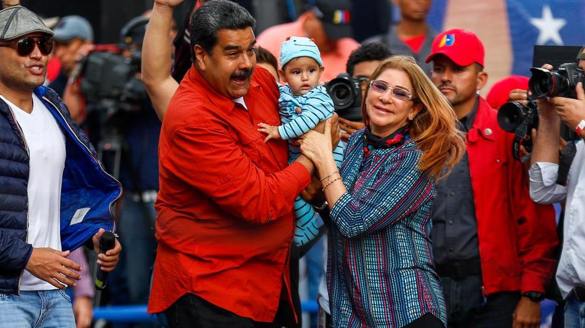 El presidente de Venezuela y candidato a la reelección, Nicolás Maduro, participa en un acto de campaña junto a su esposa, la primera dama Cilia Flores, el viernes 4 de mayo de 2018 en Caracas. Venezuela celebra elecciones presidenciales el próximo 20 de mayo.