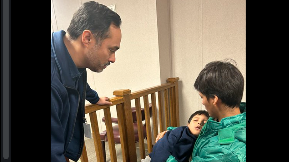 Imagen compartida en X el miércoles 28 de enero de 2026 por el congresista Joaquín Castro (demócrata de Texas), que muestra al niño Liam Ramos, de 5 años, en los brazos de su padre, Adrián Conejo Arias, en una cárcel para inmigrantes cerca de San Antonio, Texas.
