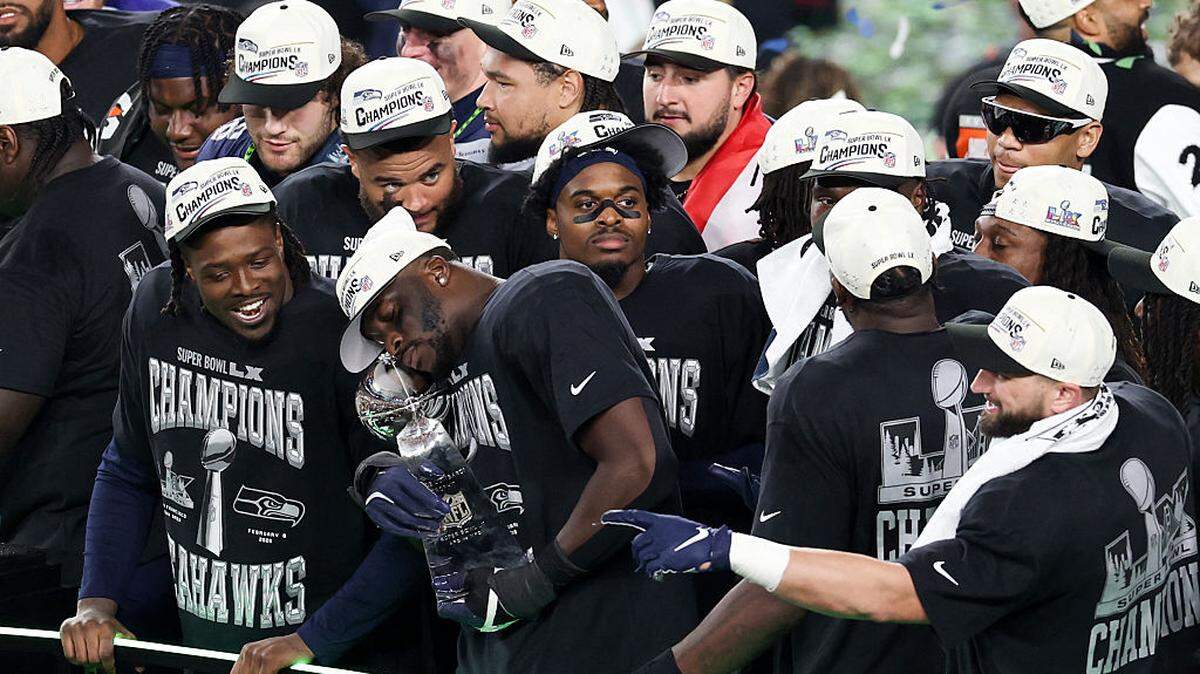 Los jugadores de los Seahawks de Seattle levantan el trofeo Vince Lombardi que los proclamó como campeones del Super Bowl, tras vencer a los Patriots 29-13 en el partido celebrado el domingo en el Levi’s Stadium en Santa Clara, California. 
