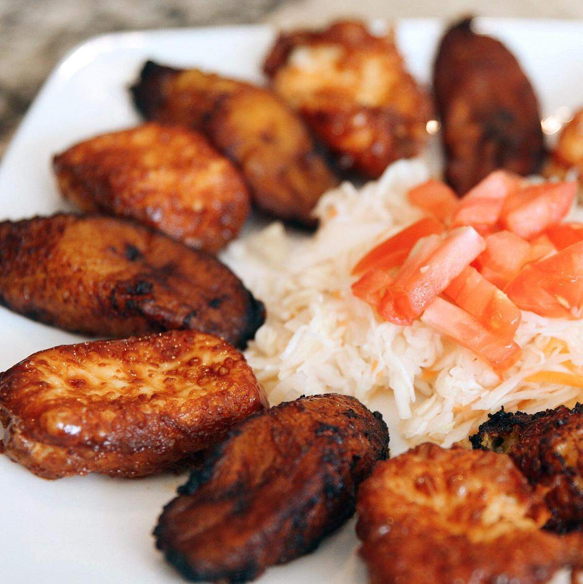 Un delicioso platillo de crujiente queso frito, dulces maduros y refrescante repollo servido en The Spotted Gallo.