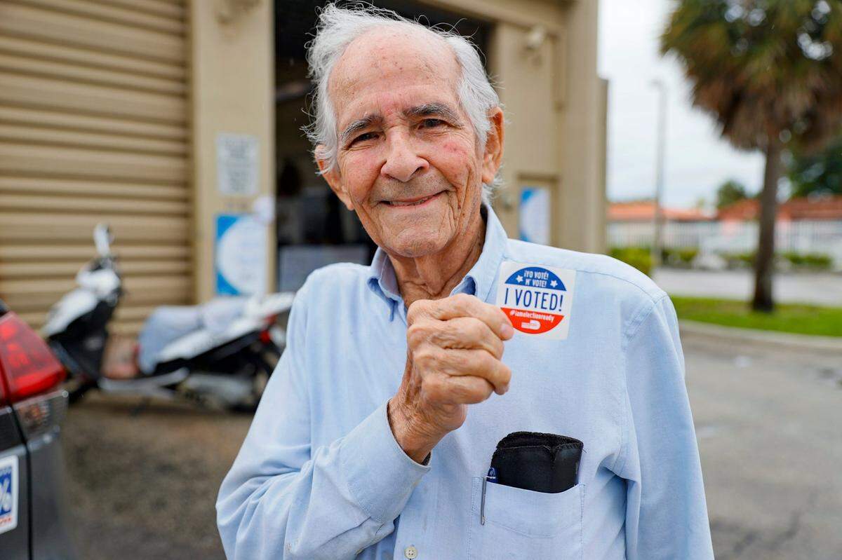 Otto Fernández, de 93 años y residente de Hialeah, muestra su ‘sticker’ después de votar en la elecciones municipales el martes 2 de noviembre, 2021.