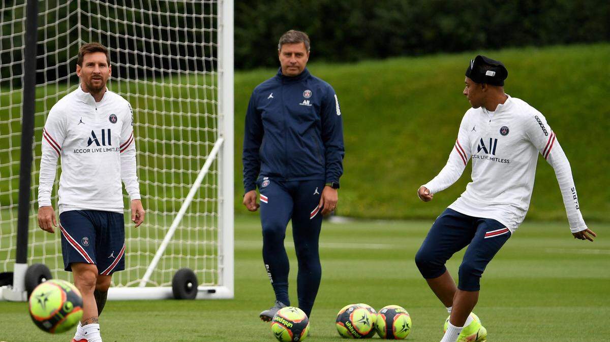 Lionel Messi (izq.) y Kylian Mbappé participan en un entrenamiento del Paris Saint-Germain, el 19 de agosto de 2021 en la capital francesa.