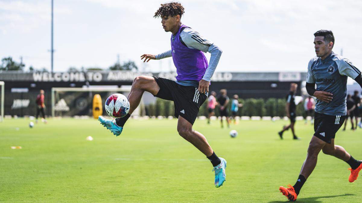 El flamante fichaje del Inter Miami, David Ruiz, proveniente de la Academia del equipo, se entrena en las instalaciones del club en Fort Lauderdale.