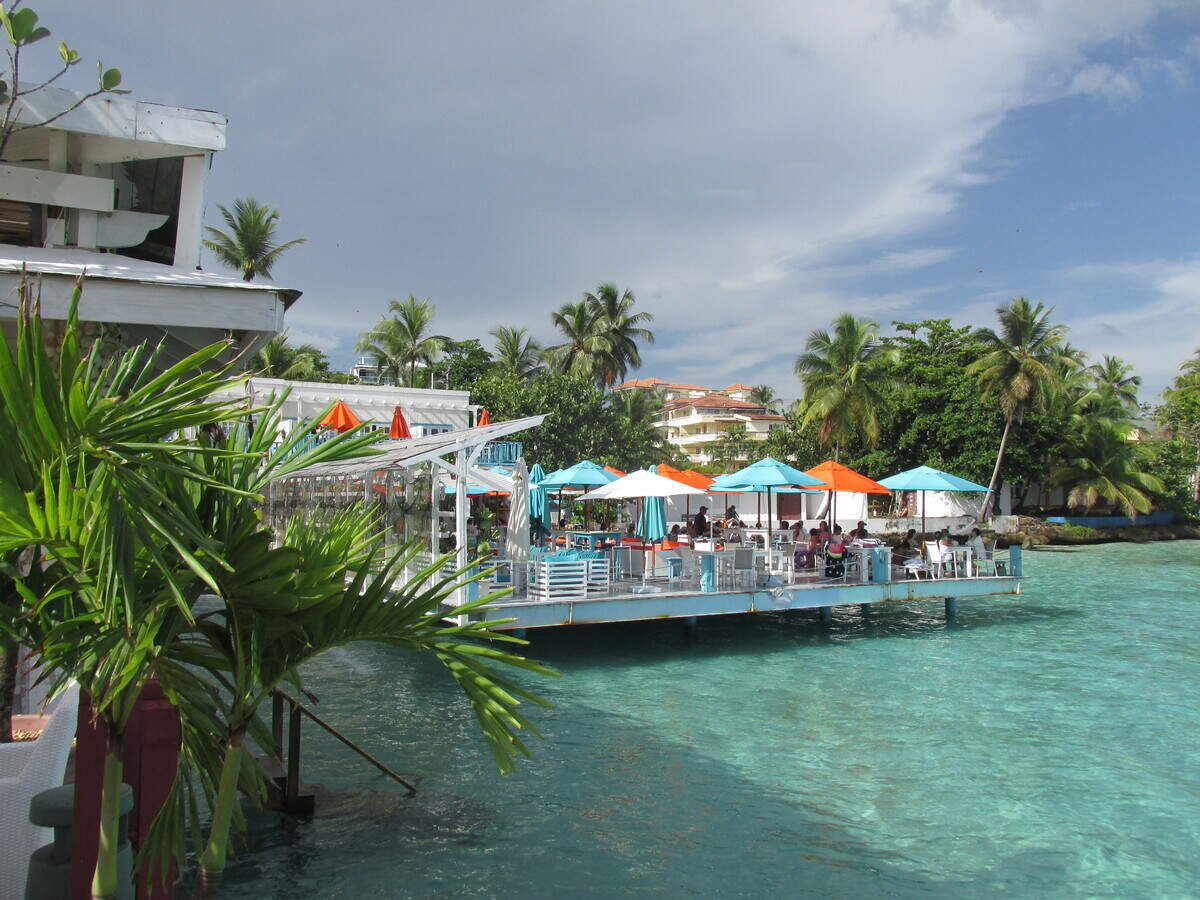 Boca Chica cuenta con maravillosos restaurantes a la orilla del mar.