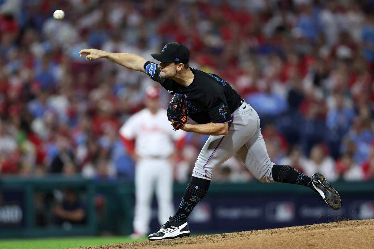 El relevista de los Marlins de Miami David Robertson lanza en el cuarto inning del partido ante los Filis, en el segundo juego de la Serie de Comodines celebrado el 4 de octubre de 2023 en Filadelfia.