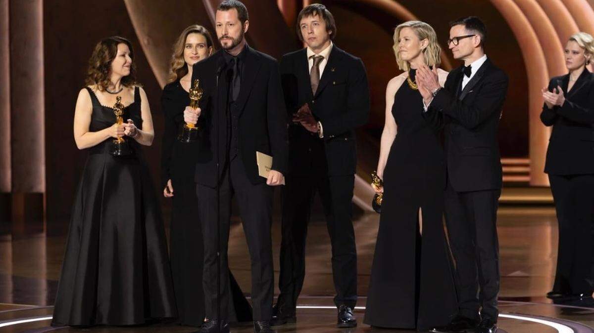 En un discurso emotivo tras recibir el premio Oscar el director Mstyslav Chernov expresó su deseo profundo de que nunca hubiera tenido que realizar esta película, lamentando los horrores que motivaron su creación.