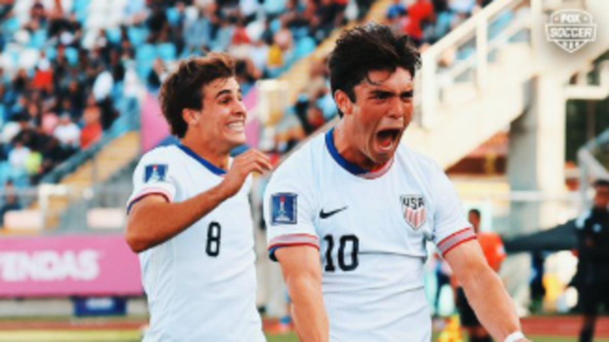 Con dos goles de Benjamín Cremaschi (izq.), Estados Unidos venció el miércoles 3-0 a Italia y pasó a cuartos de final del Mundial sub-20 en Chile.