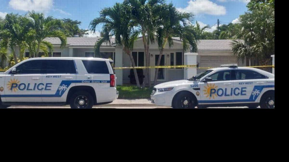 La policía de Cayo Hueso rodea una casa el lunes por una violenta pelea doméstica en la que una persona fue herida de gravedad.