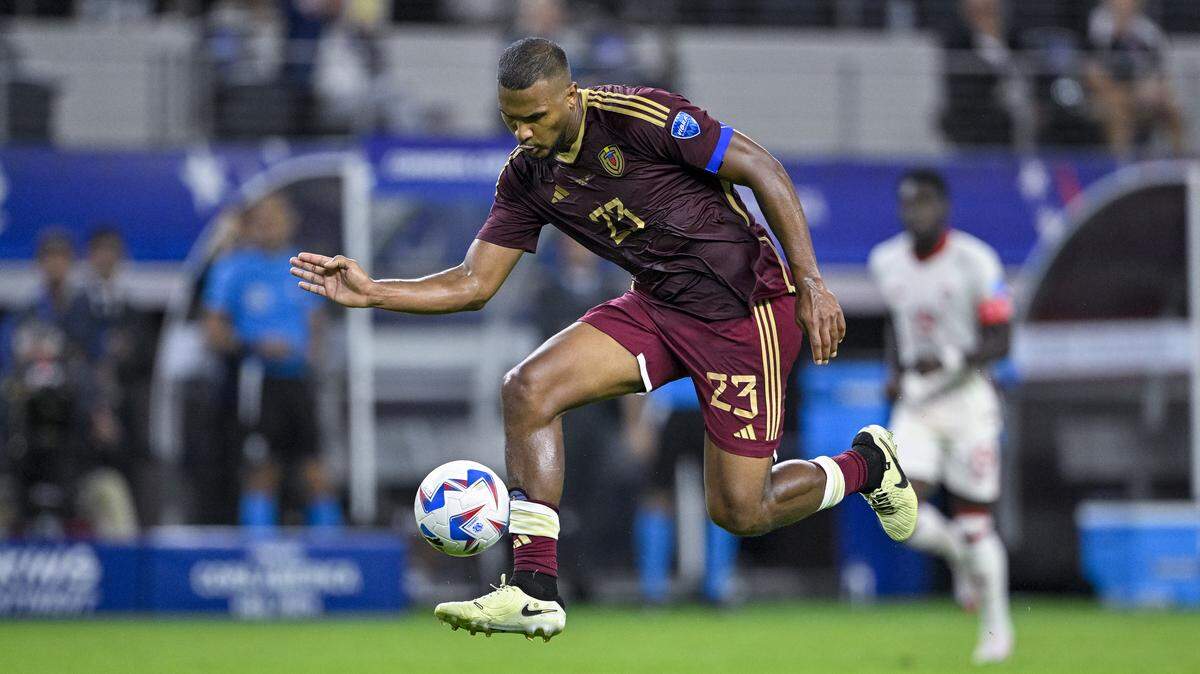 El delantero José Salomón Rondón es una de las piezas claves de Venezuela para el partido ante Colombia, el martes en Maturín.
