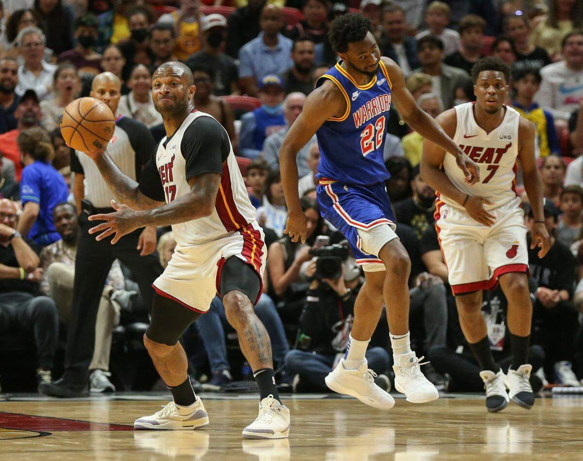 El jugador del Heat P.J. Tucker pasa la pelota en el partido ante los Warriors de Golden State, celebrado el 23 de marzo de 2022 en el FTX Arena en Miami.