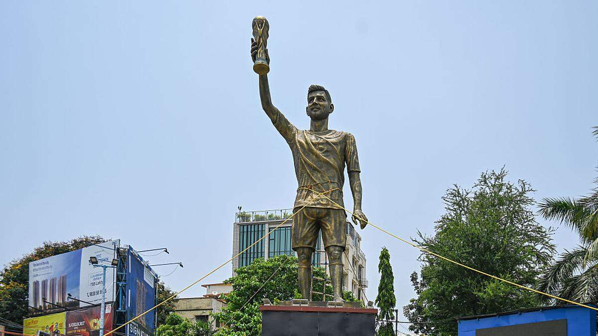 Vista de la estatua gigante de Lionel Messi que fue asegurada con cuerdas de nailon después de que los residentes locales informaran que se balanceaba debido a los fuertes vientos, el 27 de mayo de 2026 en Kolkata, India.
