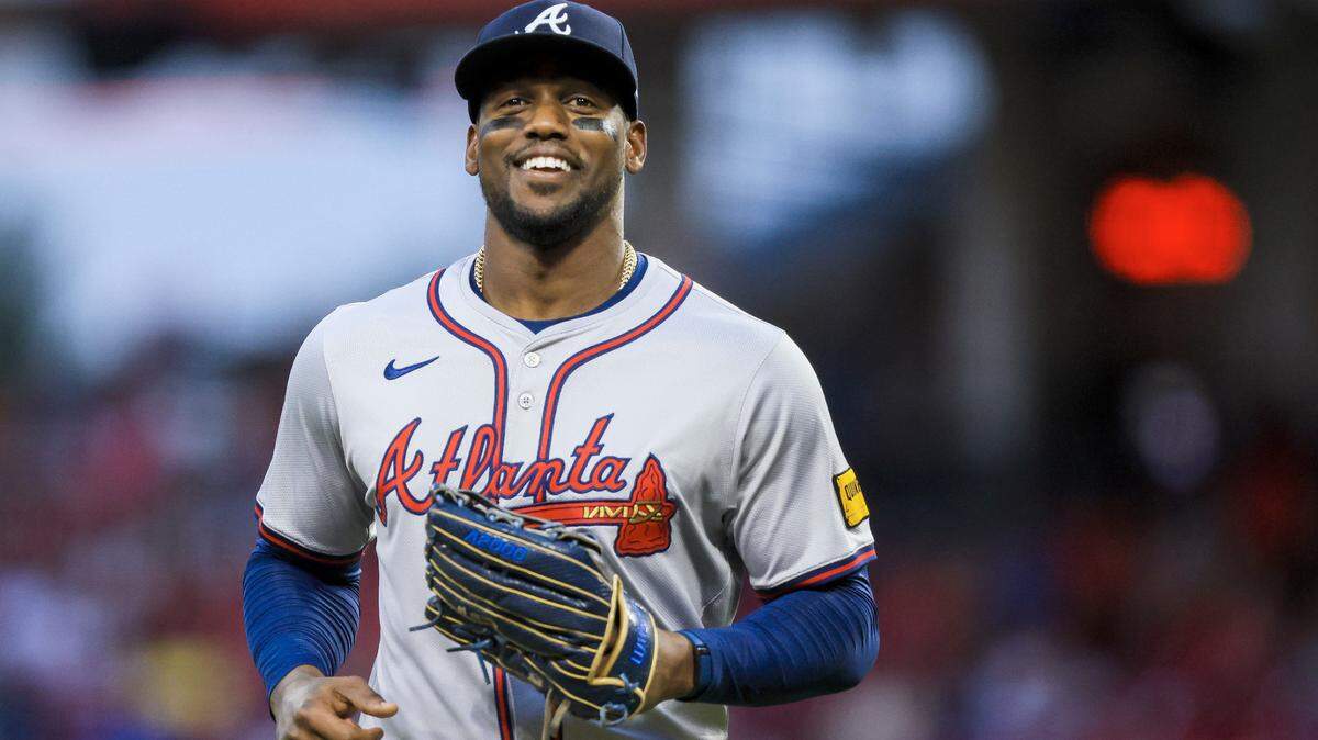 El jardinero de los Bravos de Atlanta, Jorge Soler (2), corre en la primera entrada del partido contra los Rojos, celebrado el 17 de septiembre de 2024 en Cincinnati.