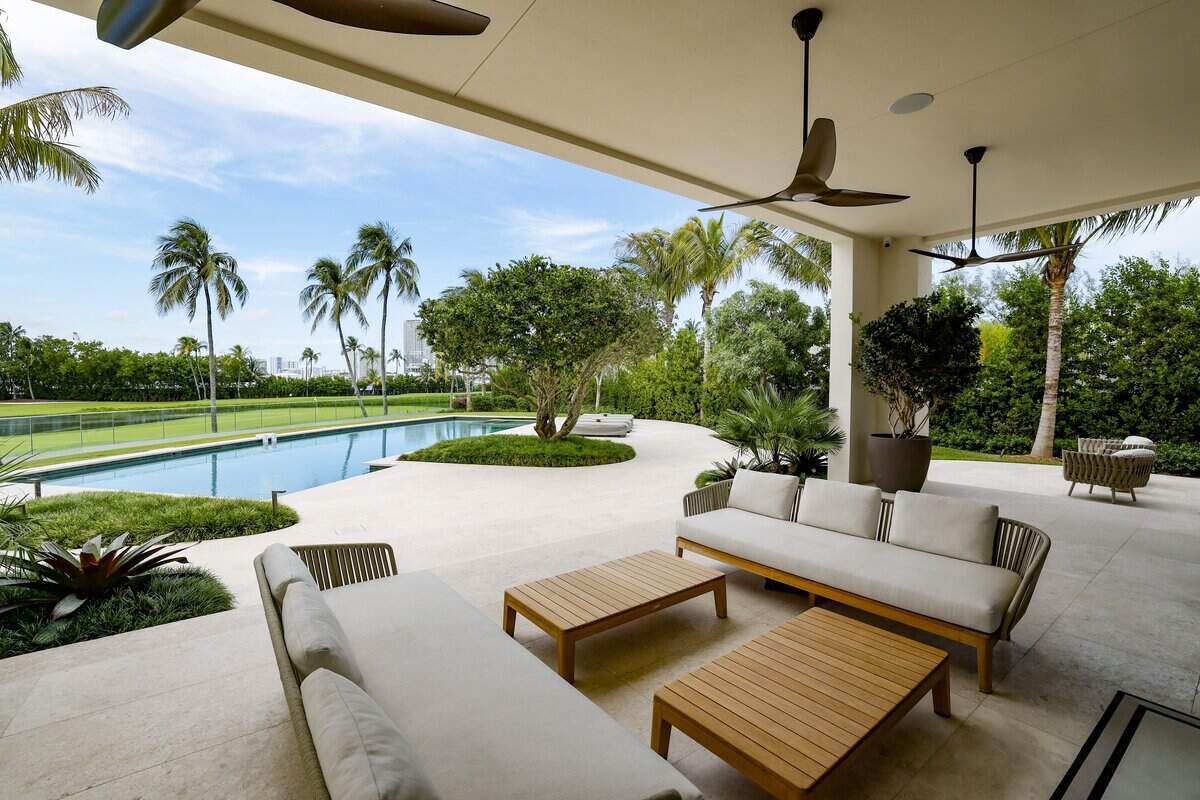 Una de las áreas de piscina privada de The Mansions, un exclusivo enclave de 2,5 acres compuesto por nuevas mega-mansiones independientes en Fisher Island, en Miami Beach, Florida, el miércoles 10 de junio de 2026.