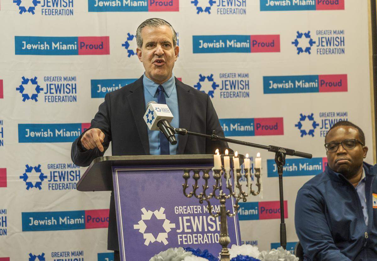 El alcalde de Miami Beach, Steven Meiner, habla sobre los crecientes niveles de antisemitismo en el sur de Florida durante una reunión con más de una docena de líderes de la ciudad celebrada en la Federación Judía del Gran Miami.