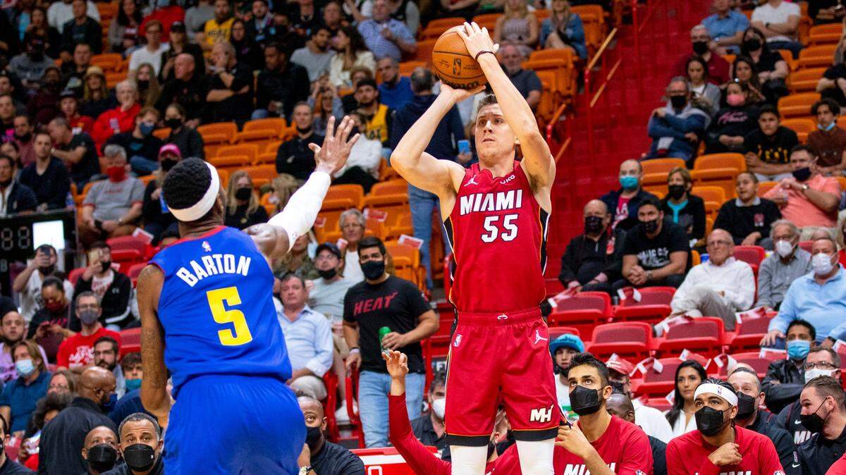 El jugador del Heat Duncan Robinson (55) tira al aro ante la marca de WIll Barton, de los Nuggets de Denver, en el partido celebrado el 29 de noviembre de 2021 en Miami.
