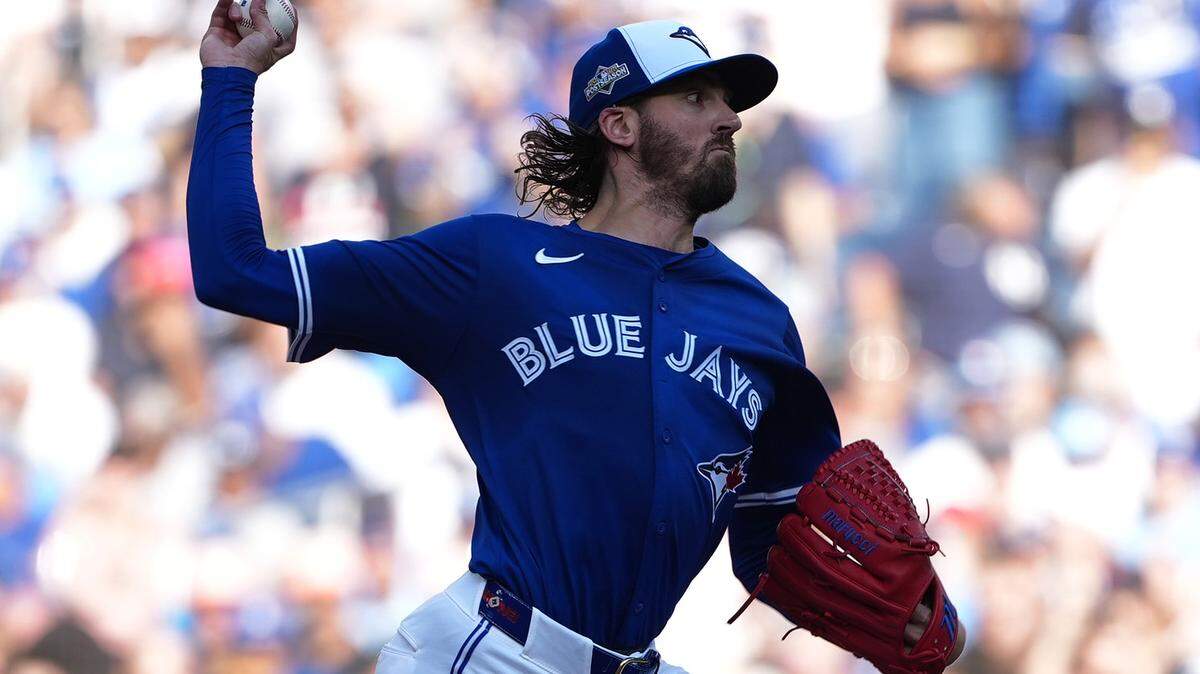 4 de octubre de 2025; Toronto, Ontario, Canadá; El lanzador de los Toronto Blue Jays, Kevin Gausman (34), lanza en la primera entrada contra los New York Yankees durante el primer juego de la ronda de la Serie Divisional de la Liga Americana (ALDS) de los playoffs de la MLB de 2025 en el Rogers Centre. Crédito obligatorio: Nick Turchiaro-Imagn Images