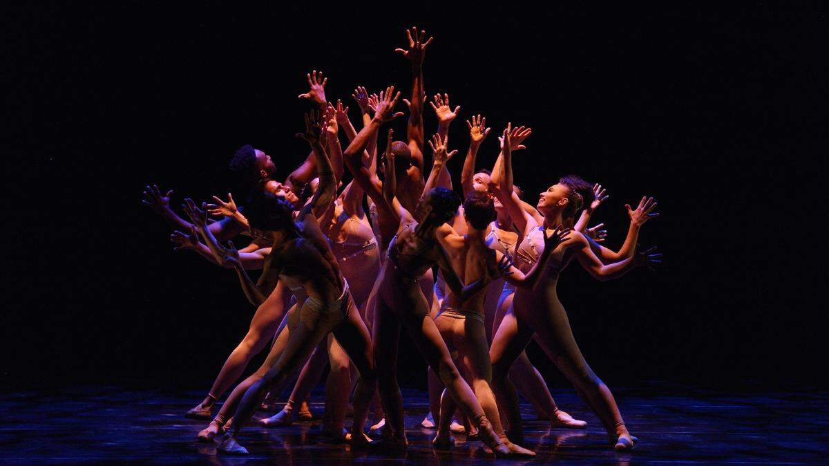 Los bailarines de Dimensions Dance Theatre of Miami en “Light Rain”, coreografía de Gerald Arpino.