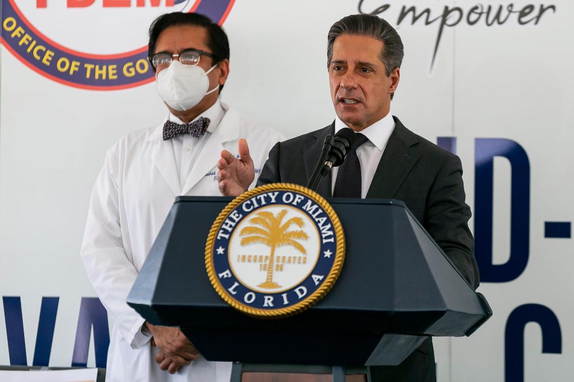 El superintendente de las escuelas del condado de Miami-Dade, Alberto Carvalho, habla durante una conferencia de prensa en el vecindario Overtown de Miami el martes 2 de marzo de 2021. Los funcionarios celebraron la apertura de un nuevo sitio de vacunación COVID-19 operado por el estado.